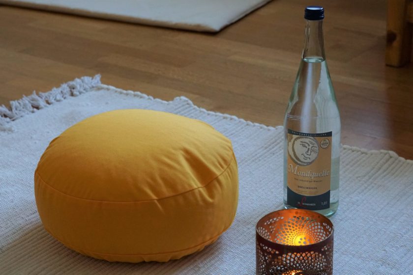 Yoga und Wasser trinken Mondquelle St. Leonhards